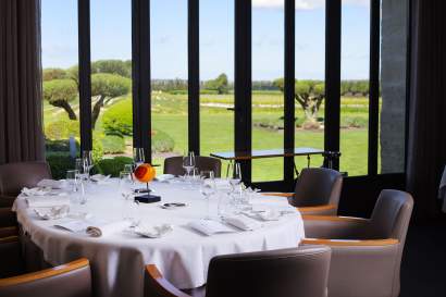 Salle lumineuse, Restaurant Gastronomique Gard, Maison Chenet Entre Vigne et Garrigue