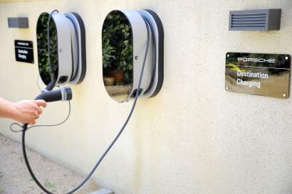 Borne de recharge universelle Porsche Charging, Maison Chenet Entre Vigne et Garrigue