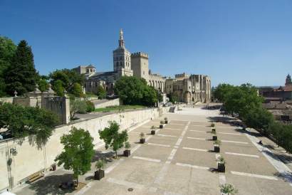 Le Palais des Papes, Restaurant proche Avignon, Maison Chenet Entre Vigne et Garrigue